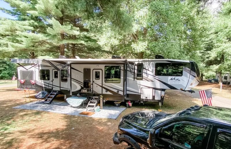 RVs That Look Like Tiny Houses Large Family Live in a 5th Wheel Bunkhouse RV Tiny Home-Heartland Cyclone 4006 Exterior