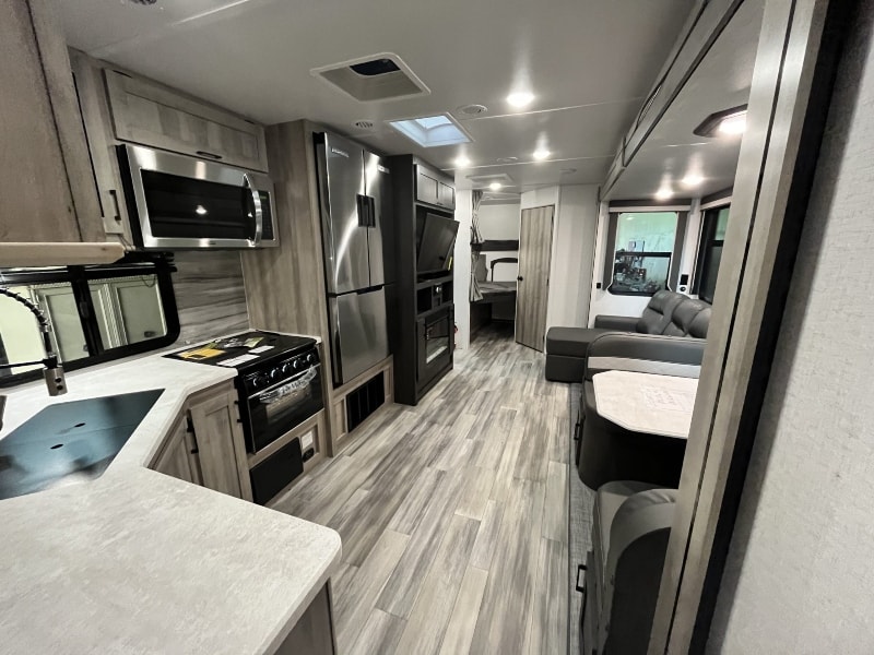 Travel Trailers for ½ Ton Trucks Winnebago Voyager V3033BH Interior