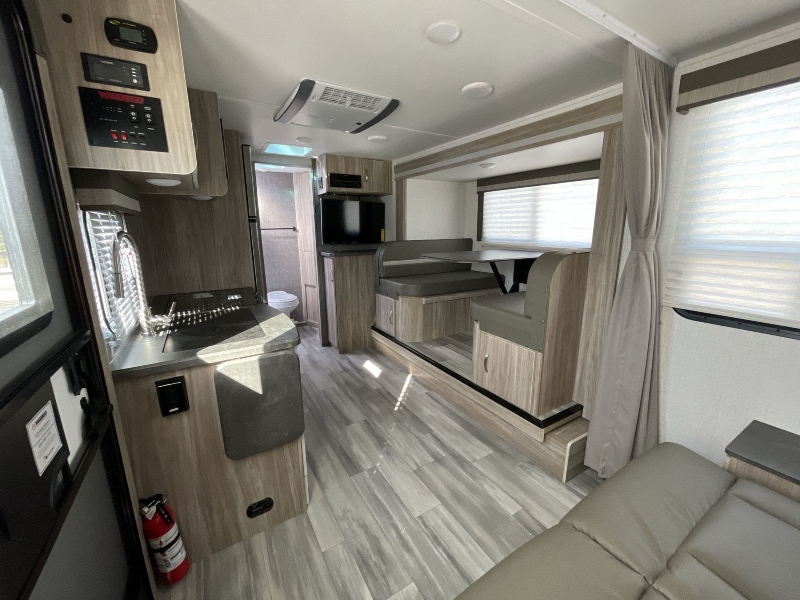 Winnebago Micro Minnie FLX 2108DS Interior