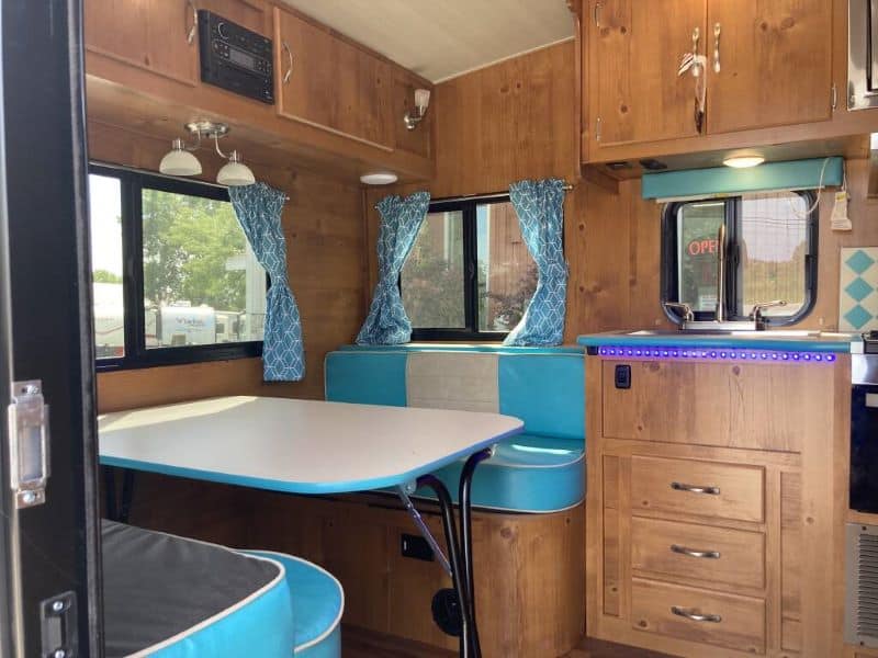 Vintage Cruiser 19TWD Interior - travel trailers under 3,500 lbs