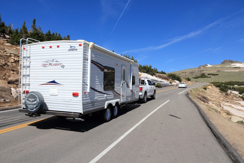 do travel trailers come with brakes