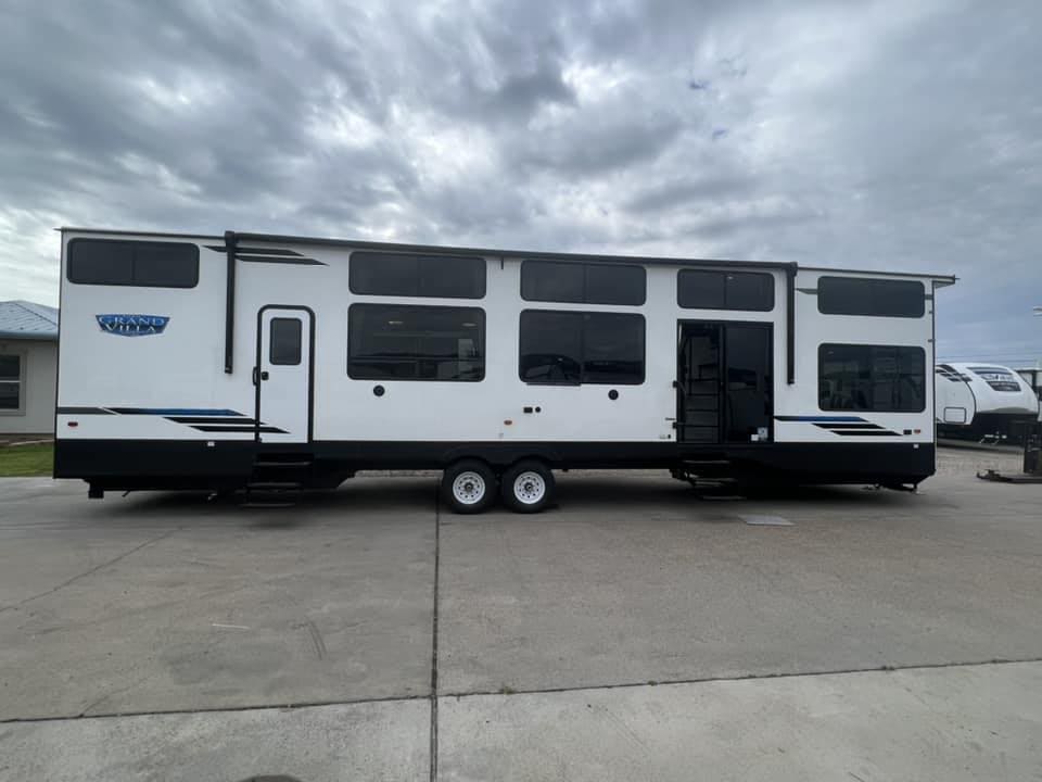 Large destination trailer with tall windows - longest travel trailers